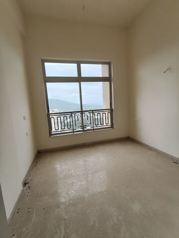 Room in 3.5 BHK Apartment at Hiranandani Fortune City, New Panvel – for Sale