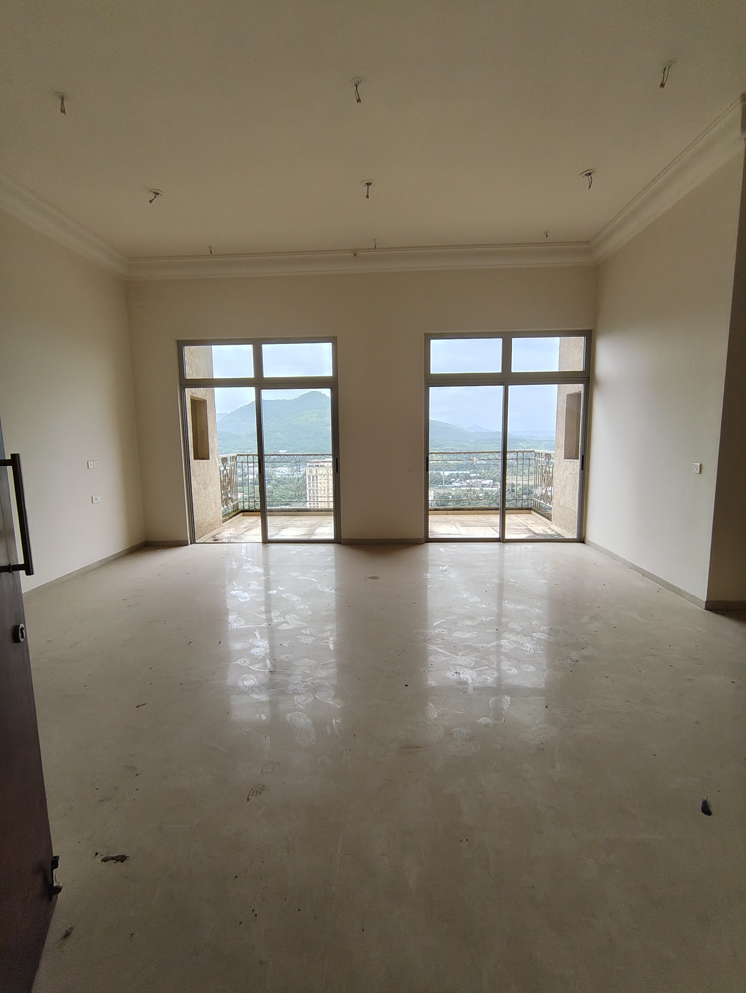 3.5 BHK + Extra Room Apartment For Sale in Hiranandani Fortune City