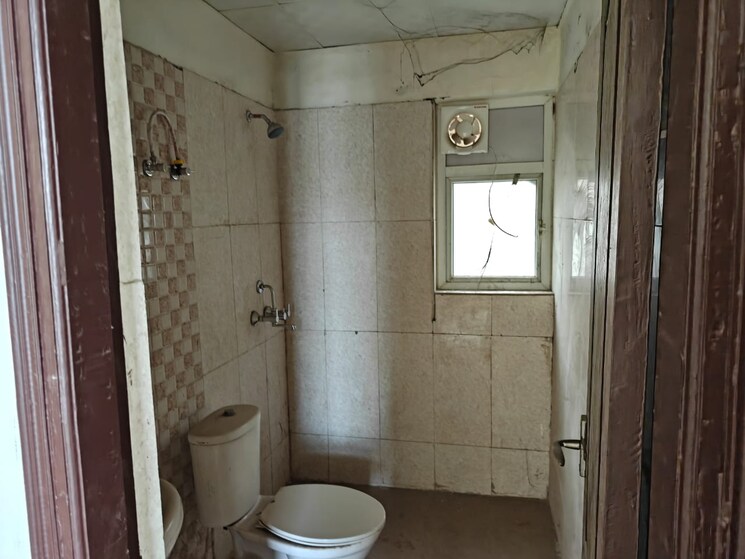 Bathroom, amrapali-silicon-city 4 Bedroom 3185 Sq.Ft. Penthouse In Sector 76 Noida 8974704