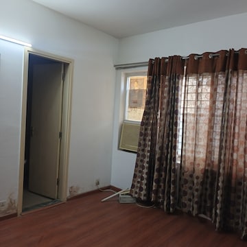 Room in 3.5 BHK Apartment at BPTP Park Grandeura, Sector 82 – for Rent