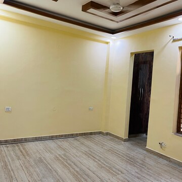 Room in 3 BHK Builder Floor at Srishti Greenfield Homes, Sector 42 – for Rent