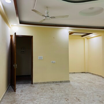 Room in 3 BHK Builder Floor at Srishti Greenfield Homes, Sector 42 – for Rent