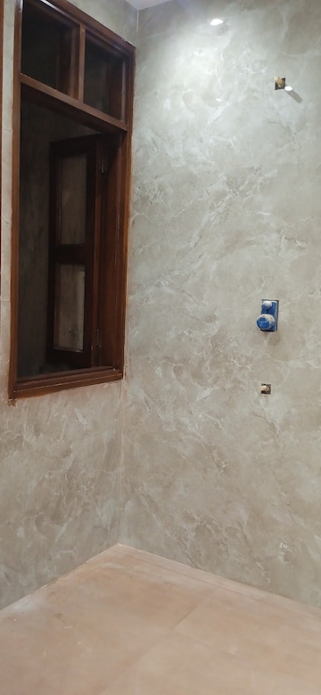 Room in 3 BHK Apartment at Igi Airport Area – for Sale