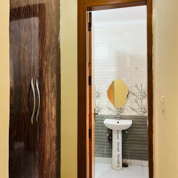 Room in 3 BHK Builder Floor at Srishti Greenfield Homes, Sector 42 – for Rent