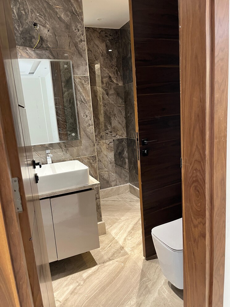 Bathroom, punjabi bagh west 3 Bedroom 200 Sq.Yd. Builder Floor In Punjabi Bagh West Delhi 8974875