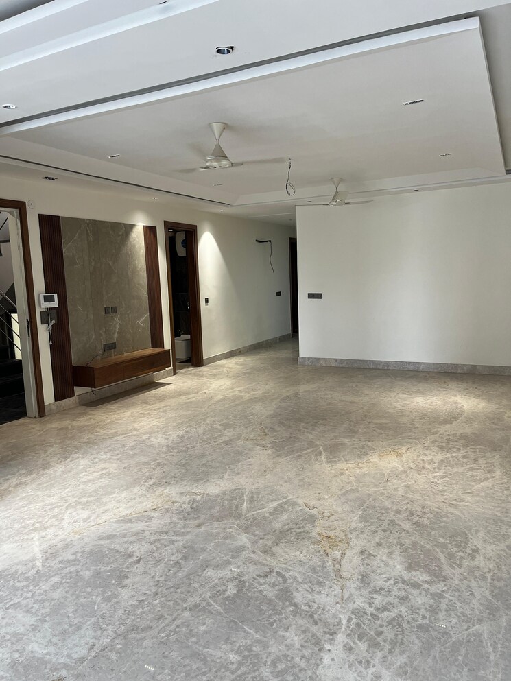 Room, punjabi bagh west 3 Bedroom 200 Sq.Yd. Builder Floor In Punjabi Bagh West Delhi 8974875