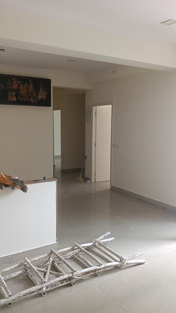 Room in 4 BHK Apartment at Gaur City 6th Avenue, Sector 4 Greater Noida – for Rent
