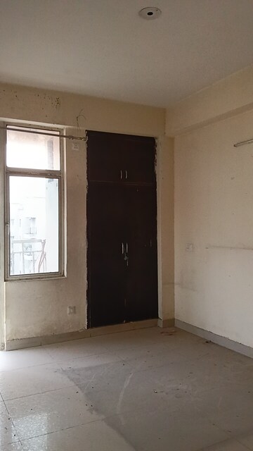 Room in 4 BHK Apartment at Gaur City 4th Avenue, Sector 4 Greater Noida – for Rent