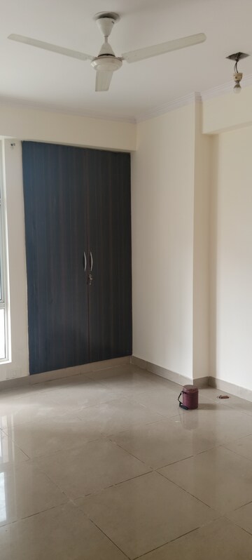 Room in 2 BHK Apartment at AIG Park Avenue, Sector 4 Greater Noida – for Rent