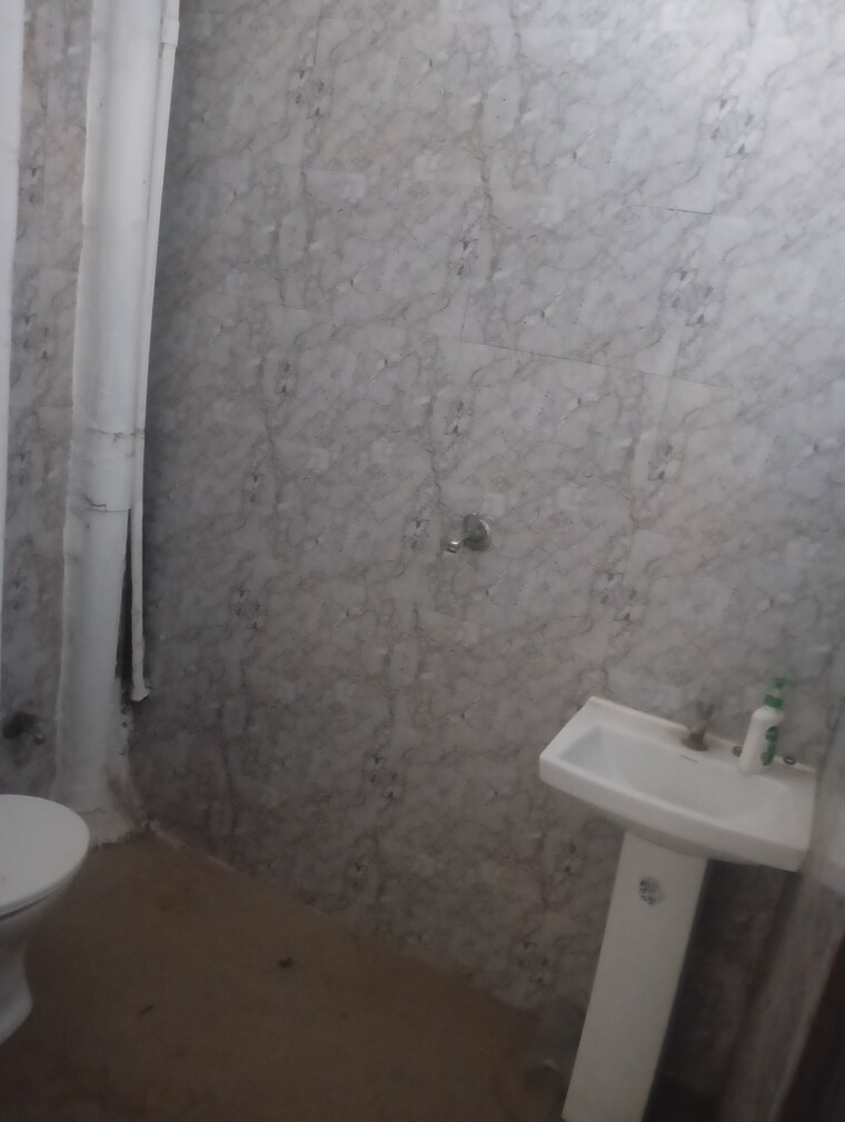 Washroom, sector 31 Commercial Office Space 1650 Sq.Ft. In Sector 31 Faridabad 8974992