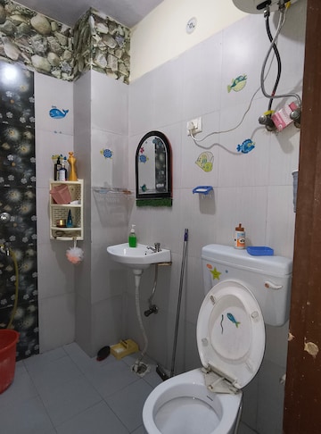Bathroom in 2.5 BHK Builder Floor at Mayur Vihar Phase 1 – for Rent