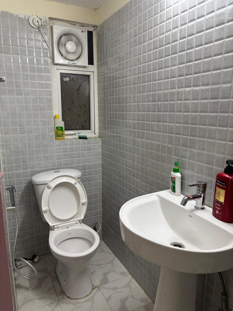 Bathroom, amrapali-centurian-park 2 Bedroom 1150 Sq.Ft. Apartment In Tech Zone 4 Greater Noida Greater Noida 8975054