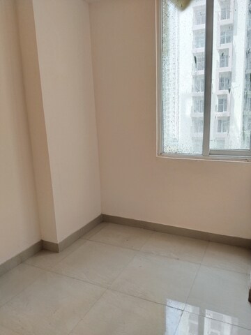Room in 2.5 BHK Apartment at Amrapali Dream Valley, Tech Zone 4 Greater Noida – for Rent