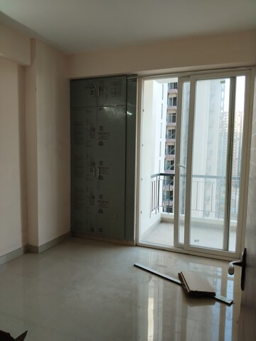 Room in 3 BHK Apartment at Amrapali Dream Valley, Tech Zone 4 Greater Noida – for Rent