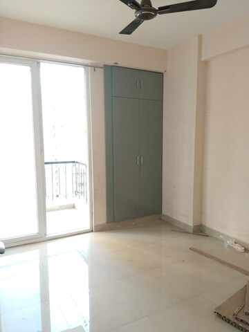 Room in 3 BHK Apartment at Amrapali Dream Valley, Tech Zone 4 Greater Noida – for Rent