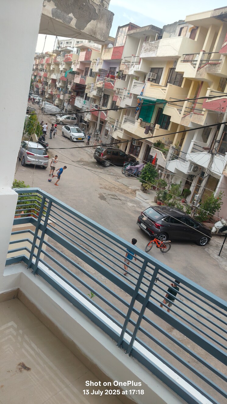 Balcony, dhakoli 1.5 Bedroom 75 Sq.Yd. Apartment In Dhakoli Zirakpur 8975164