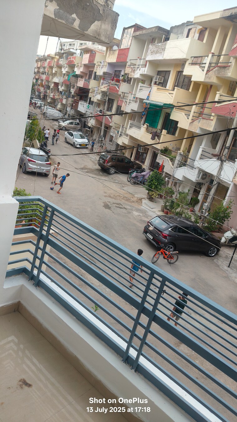 Balcony, dhakoli 1.5 Bedroom 75 Sq.Yd. Apartment In Dhakoli Zirakpur 8975164