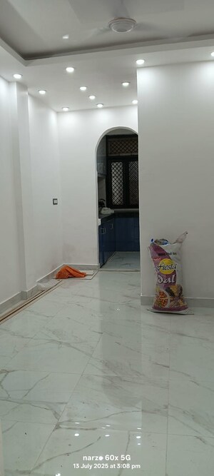 Furnished Amenities in 2.5 BHK Builder Floor at Mayur Vihar Phase 1 – for Sale