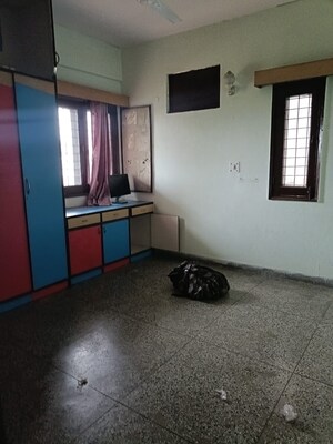 Room in 6 BHK Apartment at Mayur Vihar Phase 1 – for Sale