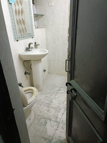 Bathroom in 6 BHK Apartment at Mayur Vihar Phase 1 – for Sale
