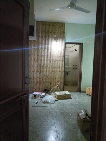 Room in 6 BHK Apartment at Mayur Vihar Phase 1 – for Sale