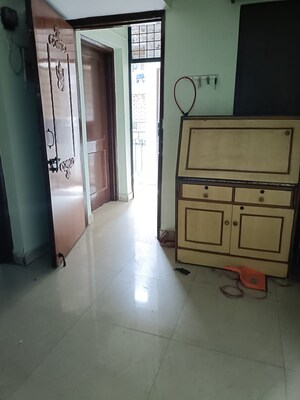 Furnished Amenities in 6 BHK Apartment at Mayur Vihar Phase 1 – for Sale