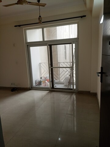 Room in 2 BHK Apartment at Amrapali Eden Park, Sector 50 – for Rent