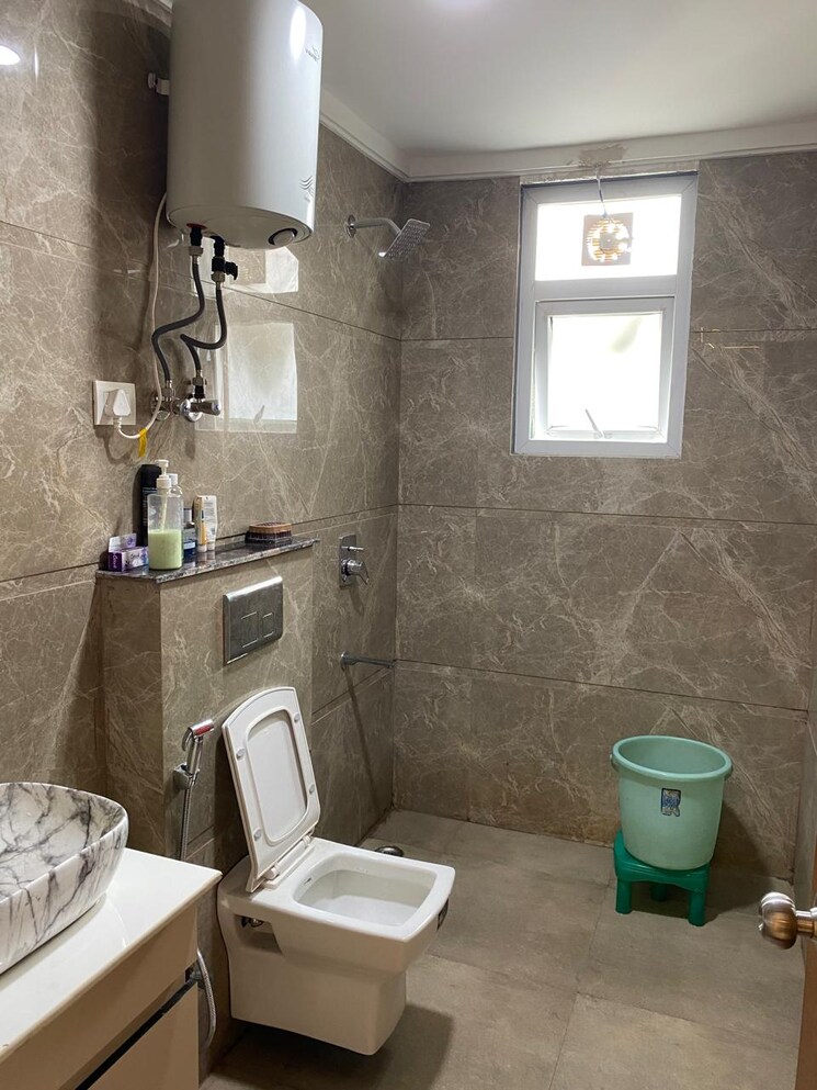 Bathroom, shivalik colony 3 Bedroom 200 Sq.Yd. Builder Floor In Shivalik Colony Delhi 8975235