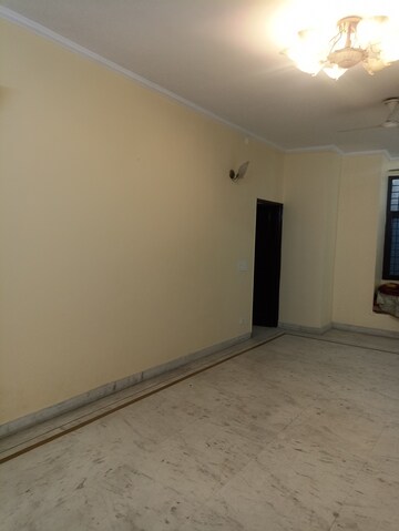 Room in 2.5 BHK Independent House at RWA Apartments Sector 41, Sector 41 – for Rent