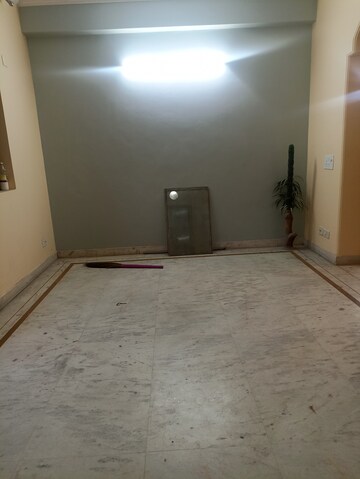 Room in 2.5 BHK Independent House at RWA Apartments Sector 41, Sector 41 – for Rent