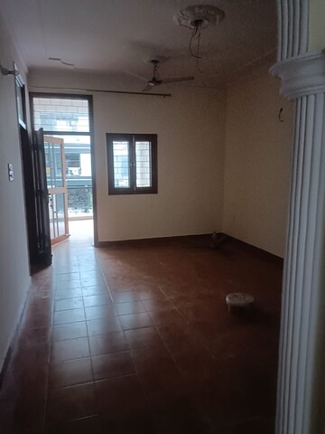Room in 2.5 BHK Independent House at RWA Apartments Sector 40, Sector 40 – for Rent