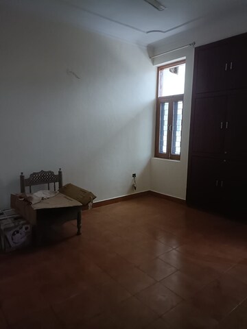 Room in 2.5 BHK Independent House at RWA Apartments Sector 40, Sector 40 – for Rent