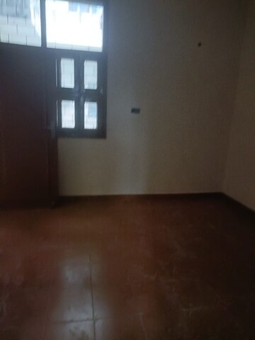 Room in 2.5 BHK Independent House at RWA Apartments Sector 40, Sector 40 – for Rent
