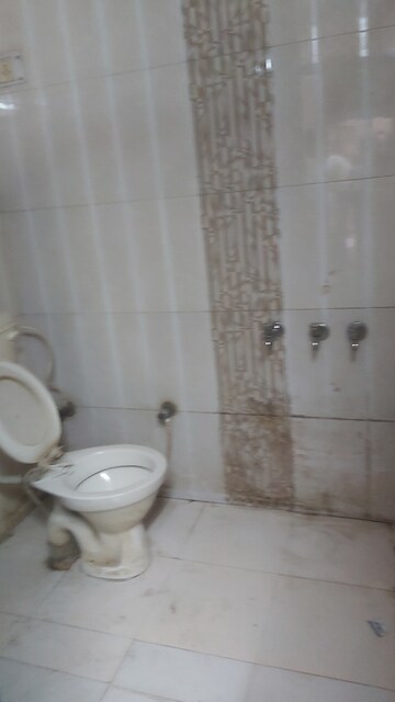 Bathroom in 1.5 BHK Builder Floor at Mayur Vihar – for Rent