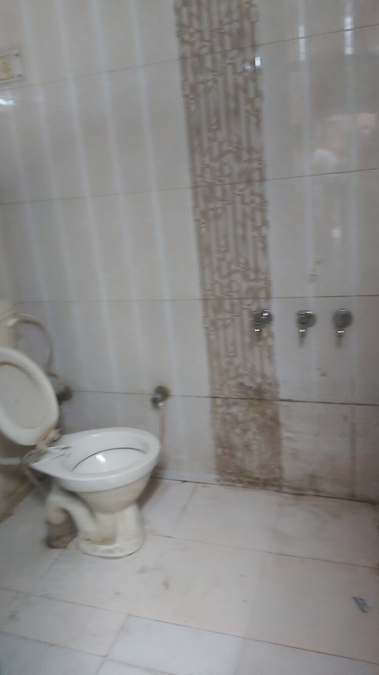 Bathroom, mayur vihar 1.5 Bedroom 400 Sq.Ft. Builder Floor In Mayur Vihar Delhi 8975296