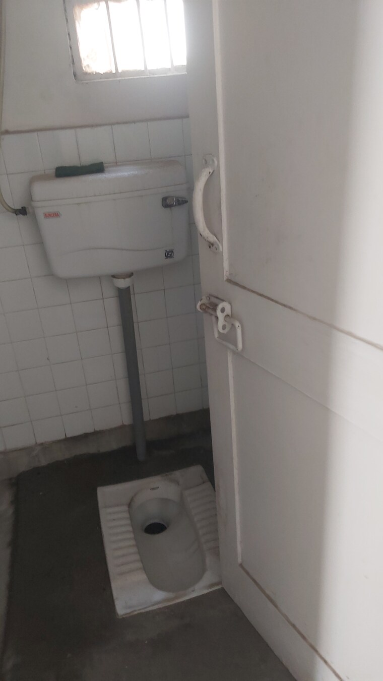 Bathroom, mayur vihar 3.5 Bedroom 1150 Sq.Ft. Apartment In Mayur Vihar Delhi 8975311