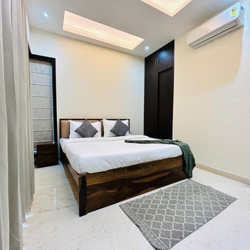 Bedroom in 3 BHK Builder Floor at Ansal Sushant Apartments, Sushant Lok I – for Rent
