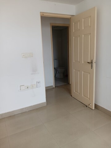 Room in 2 BHK Apartment at Supertech Cape Town, Sector 74 – for Rent