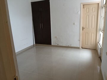 Room in 2 BHK Apartment at Supertech Cape Town, Sector 74 – for Rent