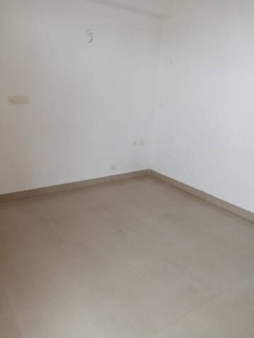 Room in 2 BHK Apartment at Supertech Cape Town, Sector 74 – for Rent