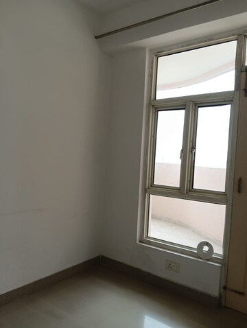 Room in 2 BHK Apartment at Supertech Cape Town, Sector 74 – for Rent