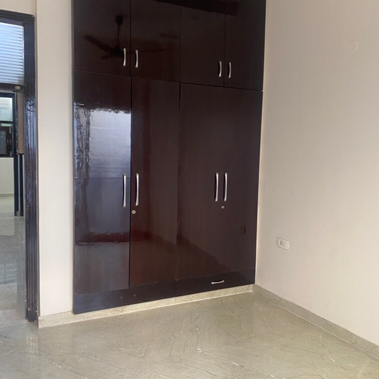 Room, shalimar bagh 3.5 Bedroom 100 Sq.Yd. Builder Floor In Shalimar Bagh Delhi 8975451