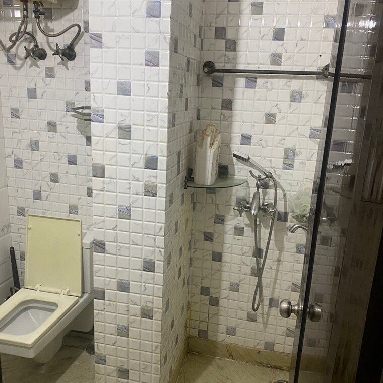 Bathroom, shalimar bagh 3.5 Bedroom 100 Sq.Yd. Builder Floor In Shalimar Bagh Delhi 8975451