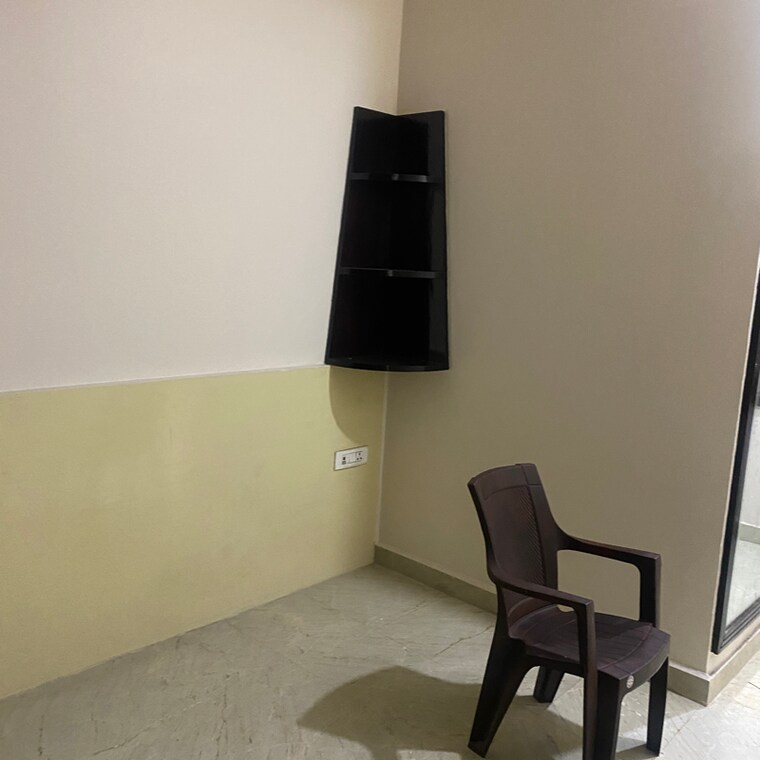 Room, shalimar bagh 3.5 Bedroom 100 Sq.Yd. Builder Floor In Shalimar Bagh Delhi 8975451