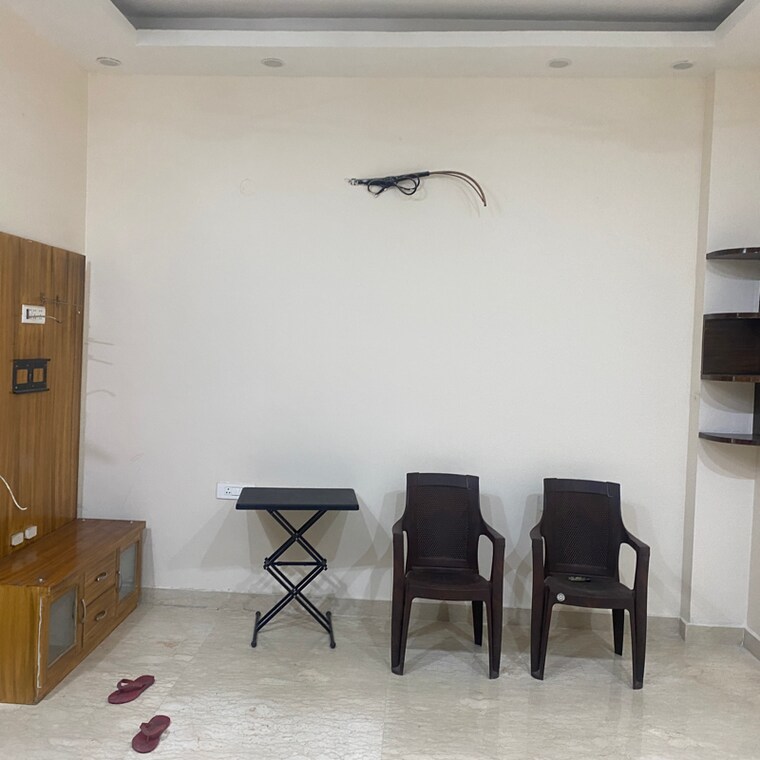 Room, shalimar bagh 3.5 Bedroom 100 Sq.Yd. Builder Floor In Shalimar Bagh Delhi 8975451