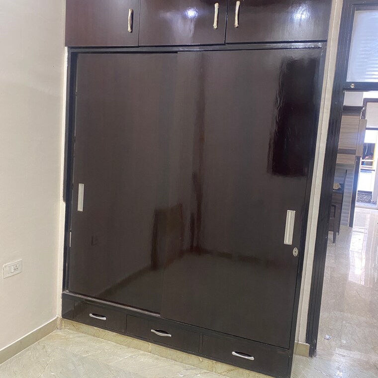 Room, shalimar bagh 3.5 Bedroom 100 Sq.Yd. Builder Floor In Shalimar Bagh Delhi 8975451