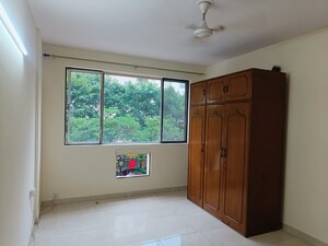 Room in 3 BHK Apartment at DLF Oakwood Estate, Dlf Phase ii – for Sale