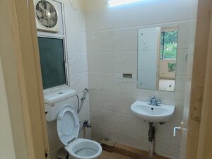 Bathroom in 3 BHK Apartment at DLF Oakwood Estate, Dlf Phase ii – for Sale