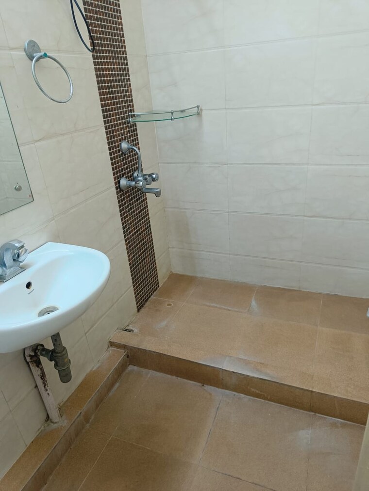 Bathroom, dlf-oakwood-estate 3 Bedroom 1566 Sq.Ft. Apartment In Dlf Phase ii Gurgaon 8975467