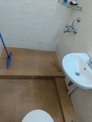 Bathroom in 3 BHK Apartment at DLF Oakwood Estate, Dlf Phase ii – for Sale